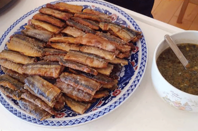 今日の給食は、秋刀魚の蒲焼き丼！