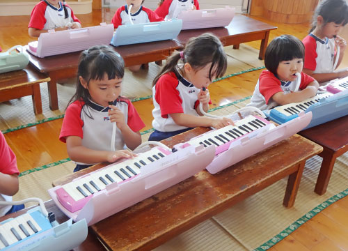 鍵盤ハーモニカを弾く子どもたち