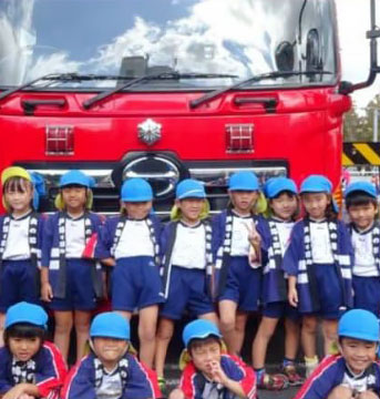 消防車と子どもたち