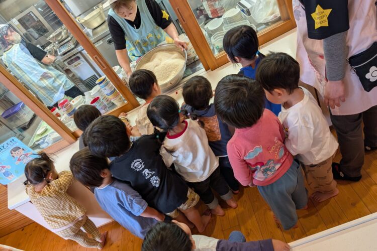 保育者の動きをよく見ている子ども達