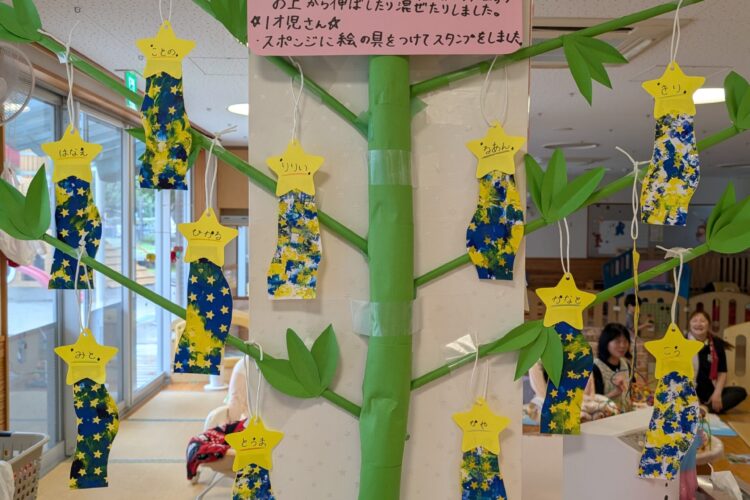 毎週、月曜日と金曜日は全体の朝の集まりがあります