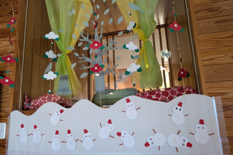 幼児クラスの前の廊下に雪のコーナーが登場⛄