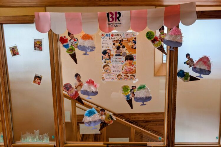 8月31日~2歳児さんが氷遊びをしました
